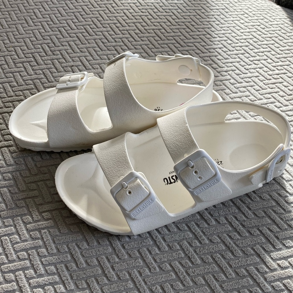 Youth White Birkenstocks Size 34. Excellent Condition.